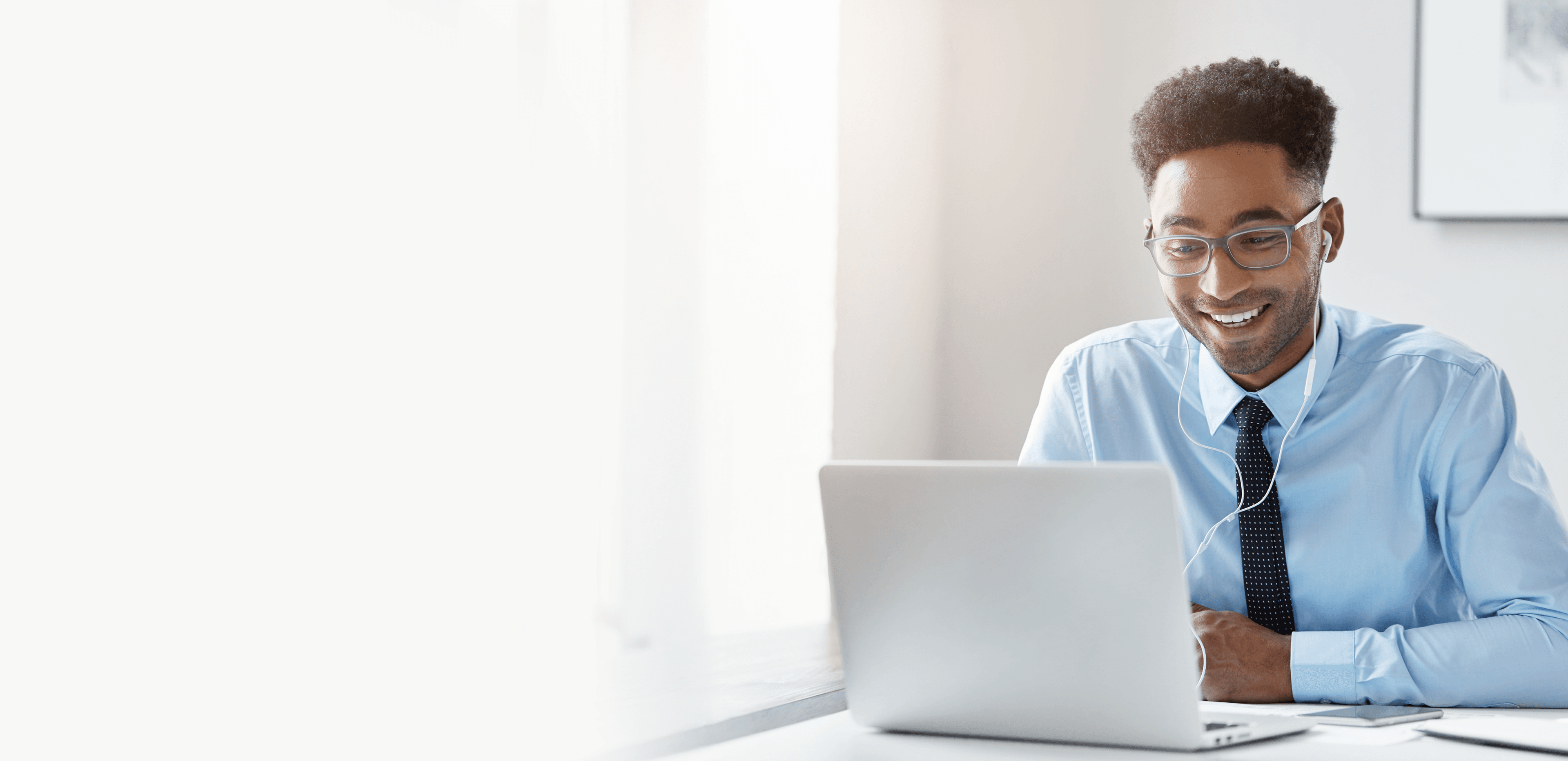 Agent working on a laptop